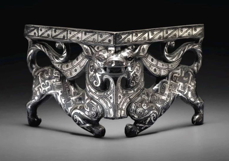 战国   青铜错银异兽纹器座。4⅛ x 3⅛ 吋（10.5 x 7.9公分）。2017年3月17日于佳士得纽约售出，成交价271,500美元
