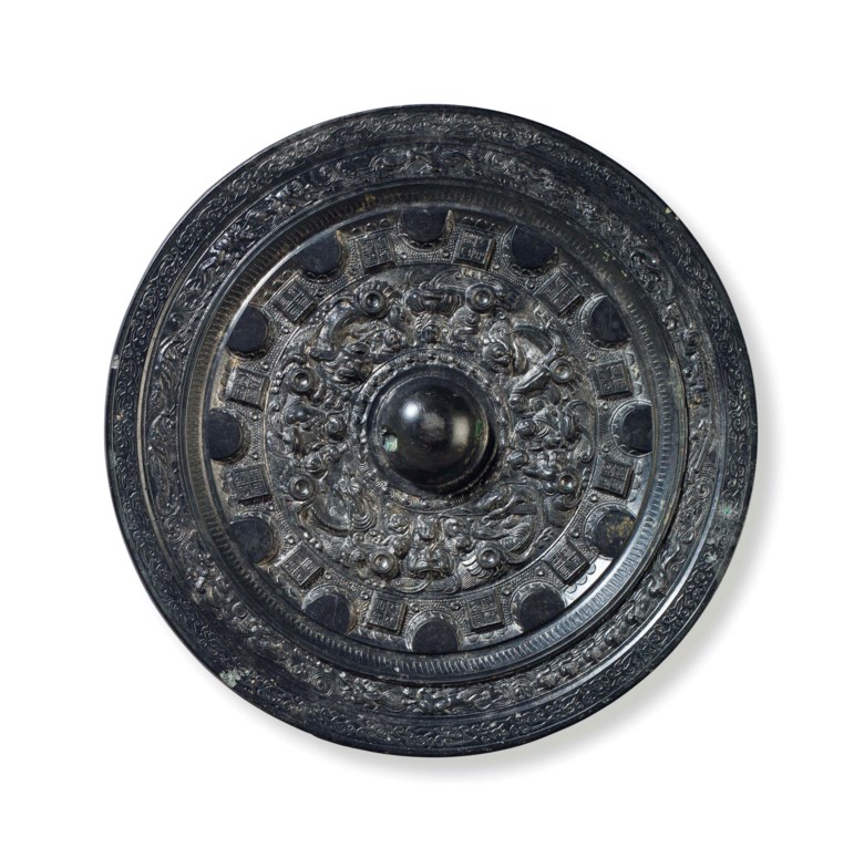 东汉中晚期   仙人神兽纹铜镜。直徑5½ 吋（14公分）。2015年3月20日於佳士得紐約售出，成交價37,500美元