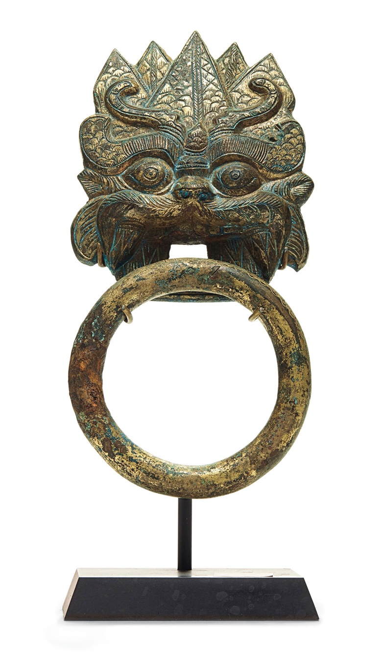 六朝   鎏金铜饕餮首衔环。高7¾ 吋（19.7公分）。2019年3月21日于佳士得纽约售出，成交价11,875美元