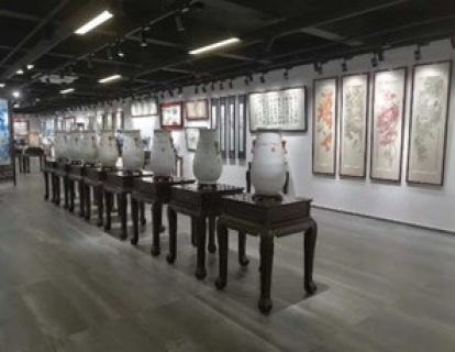 展馆画框多且大小不一，怎样设计灯光？
