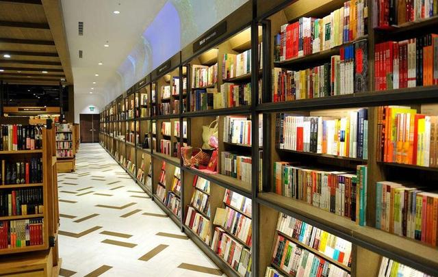 田庆丰：95后美女接手倒闭的书店，96平米小店如何做到200万？