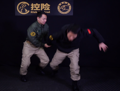 当被抓住手腕如何逃脱