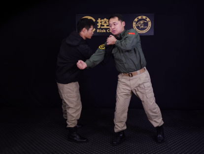 被正面抓住胸口怎么办