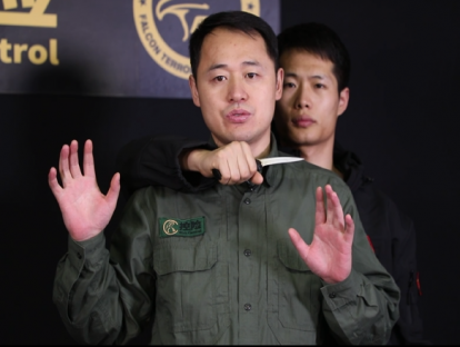 如何应对从背后被持刀劫持