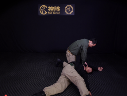 如何应对匕首捅刺
