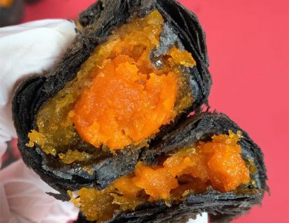 蛋黄处理，包制黑金酥以及烘烤