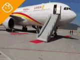 嫌太热，他拉开了飞机紧急出口