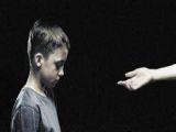 《无力》问答2：姑姑家的小孩很优秀，可姑姑对他什么都管，导致孩子缺乏自信，怎么帮助他
