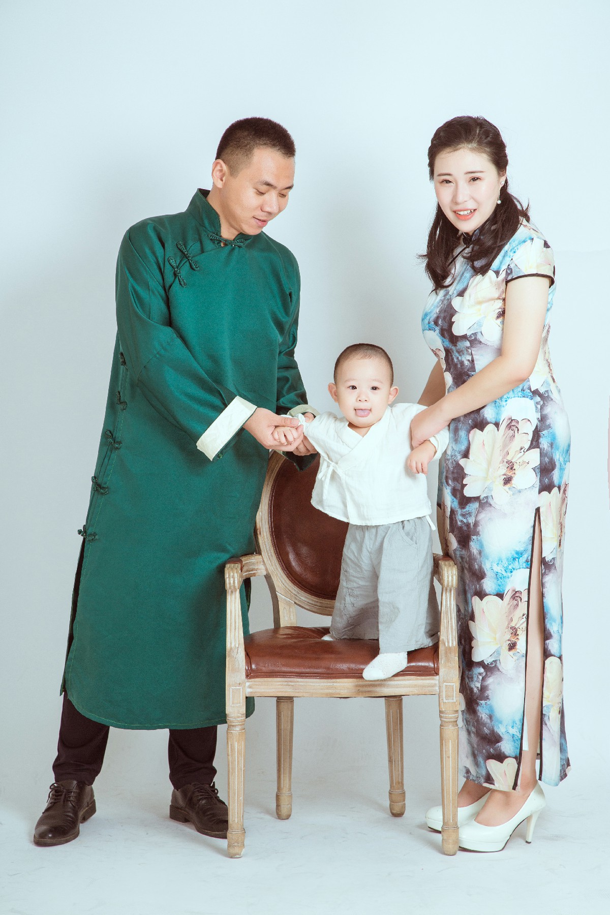 共筑幸福：中国风全家福中的温馨瞬间