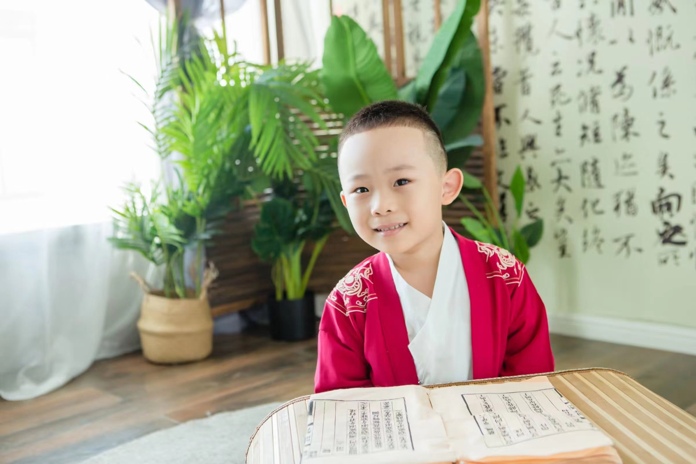 大元元与诗意的邂逅：红色汉服下的文学梦想