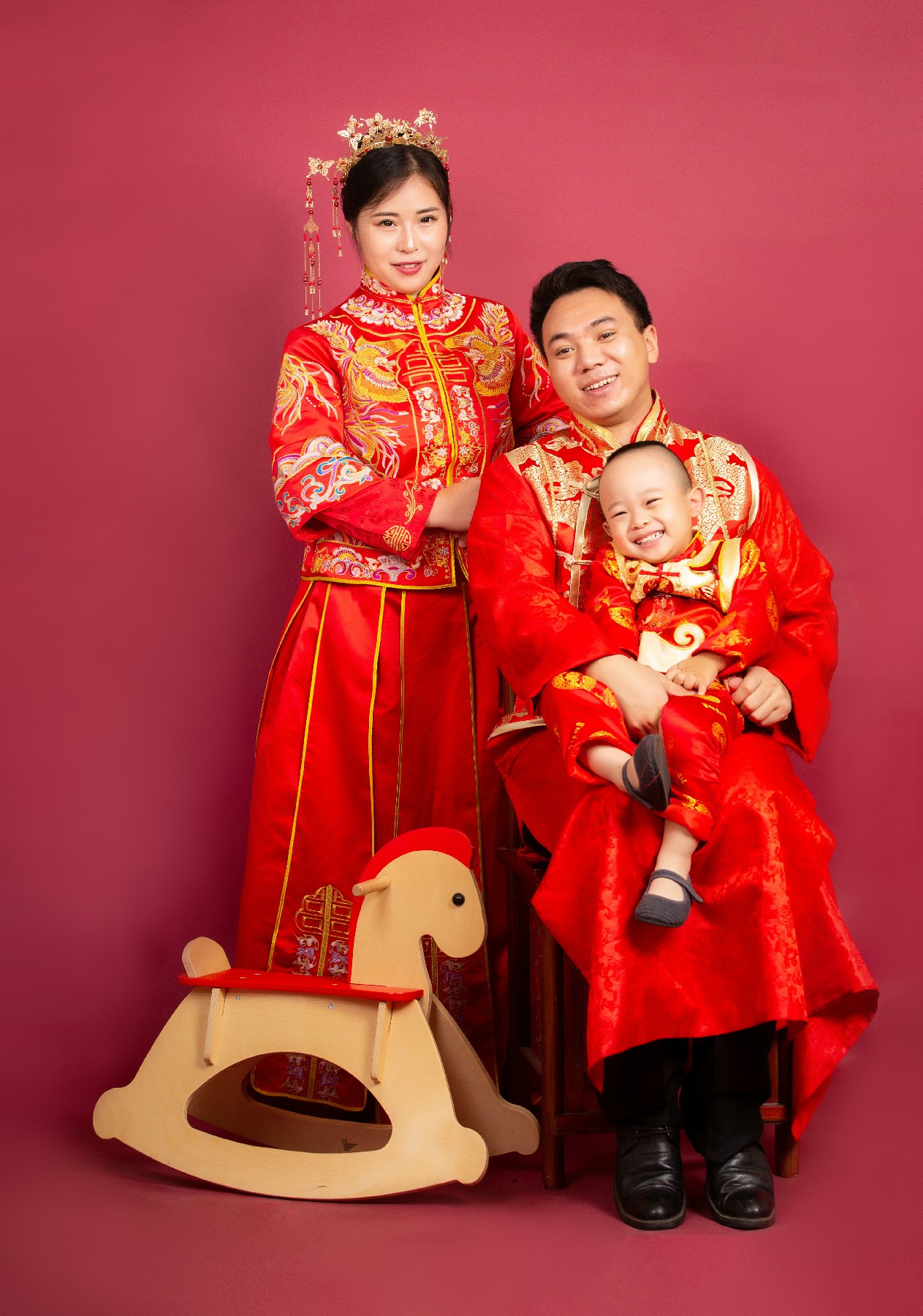 大元元与父母的温馨时刻：中国风写真的独特魅力