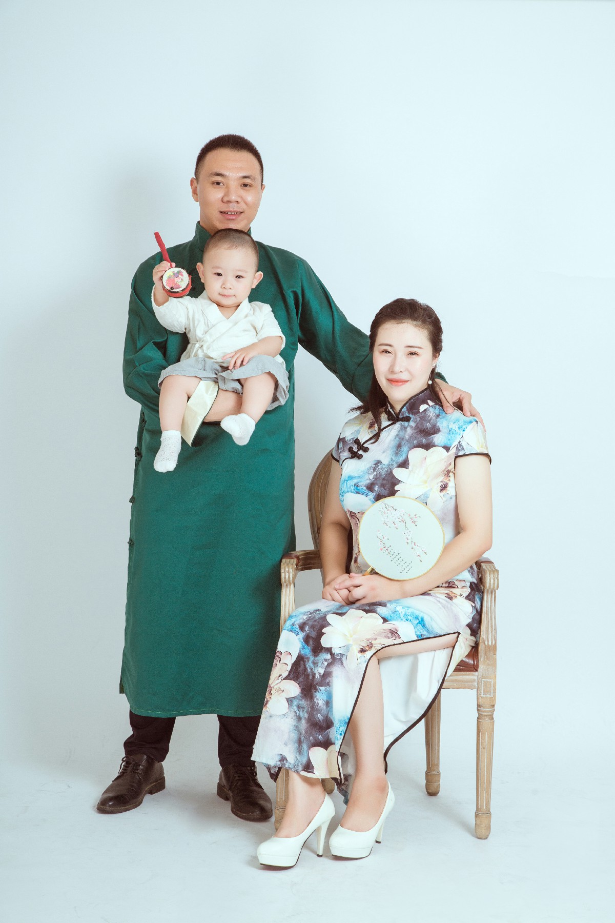 共筑幸福：中国风全家福中的温馨瞬间