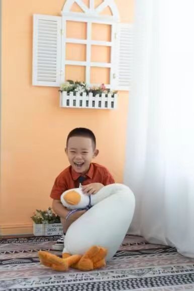 手捧橘子的微笑少年