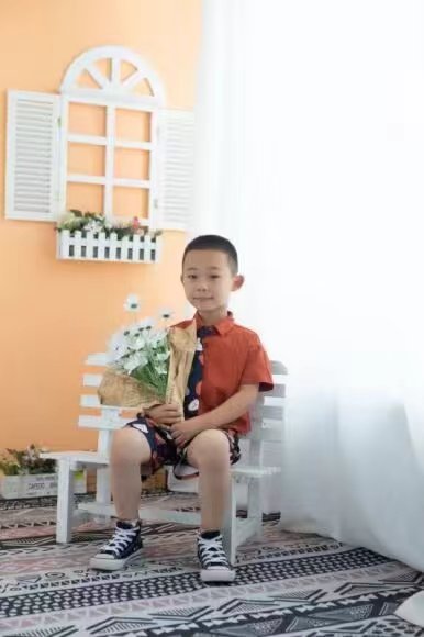 手捧橘子的微笑少年