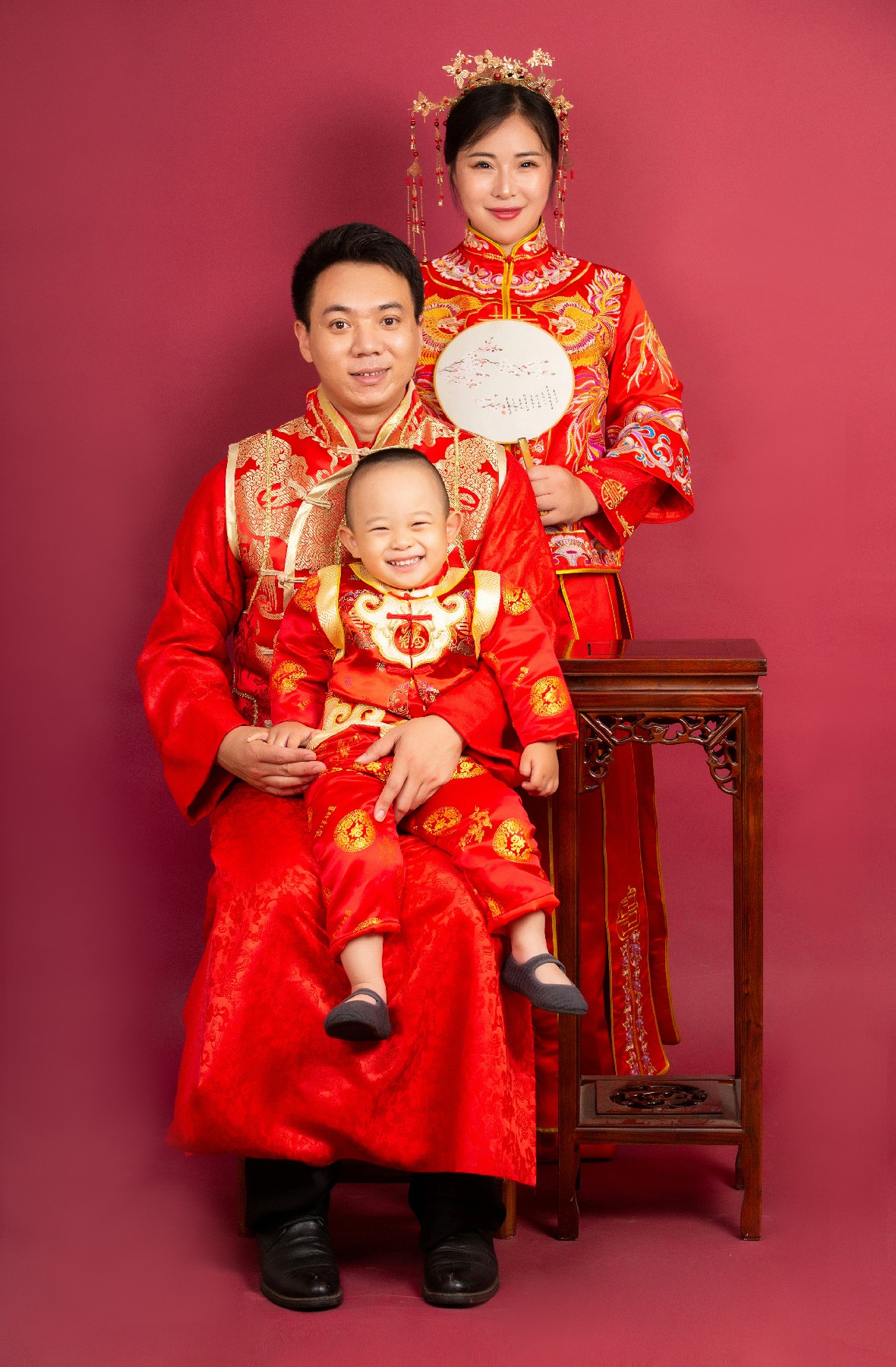 大元元与父母的温馨时刻：中国风写真的独特魅力