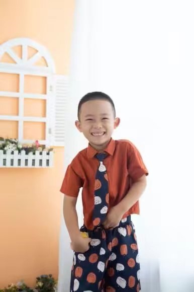 手捧橘子的微笑少年