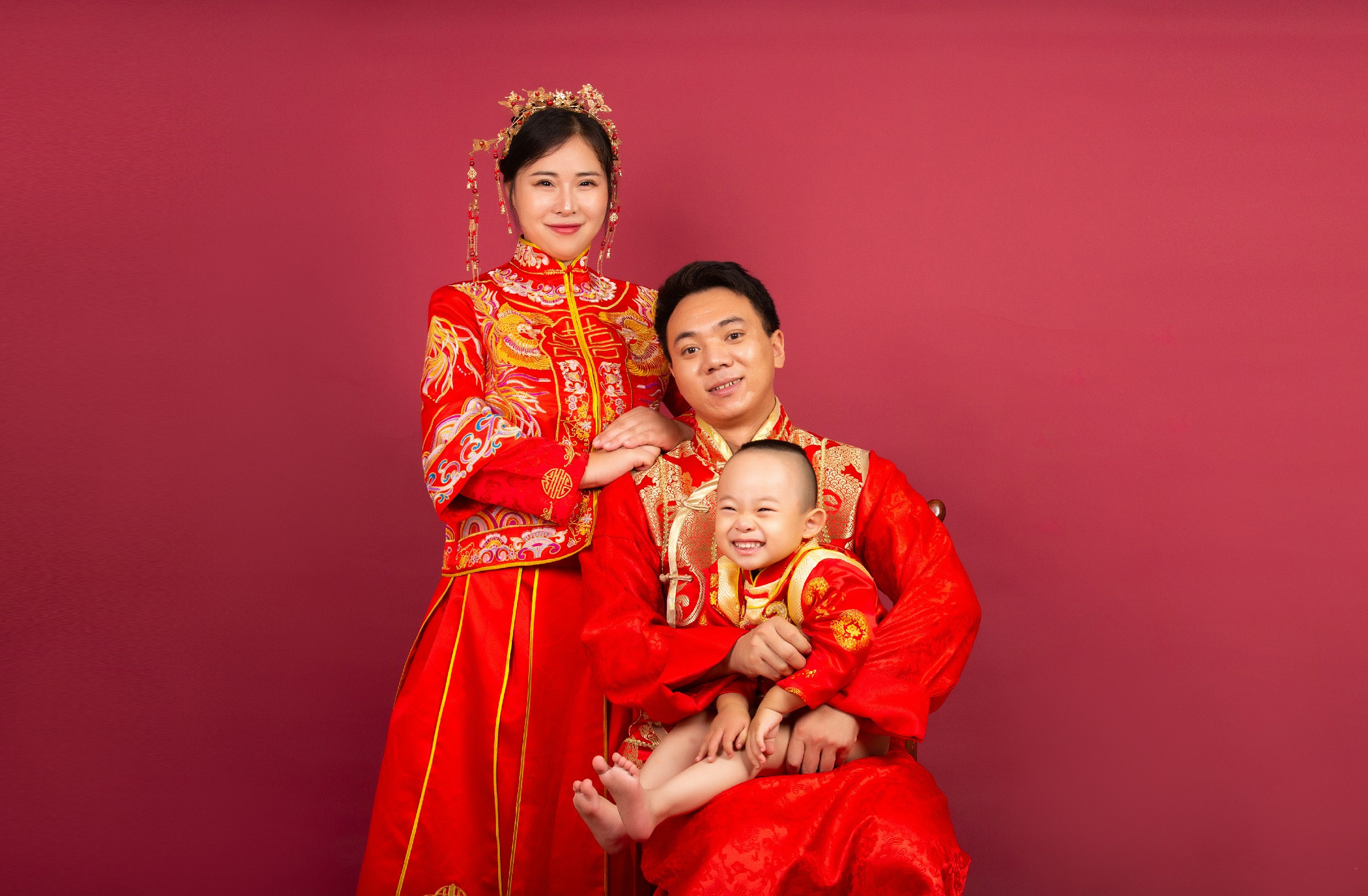 大元元与父母的温馨时刻：中国风写真的独特魅力