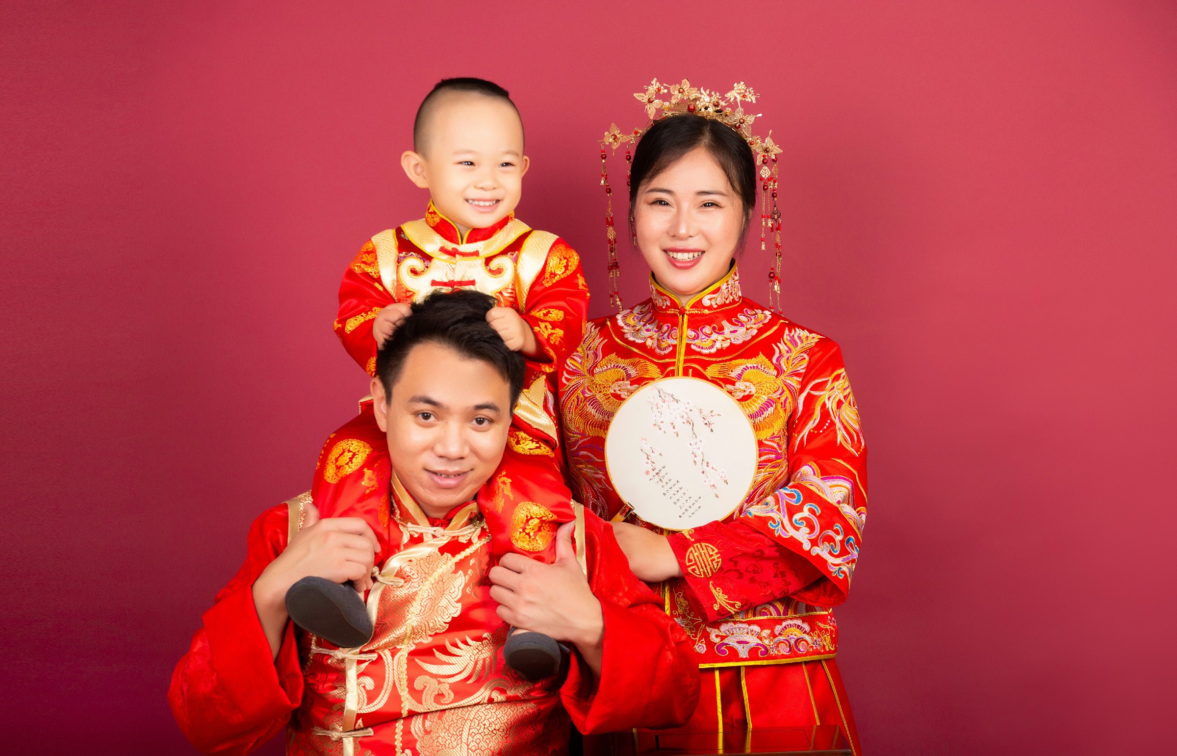 大元元与父母的温馨时刻：中国风写真的独特魅力