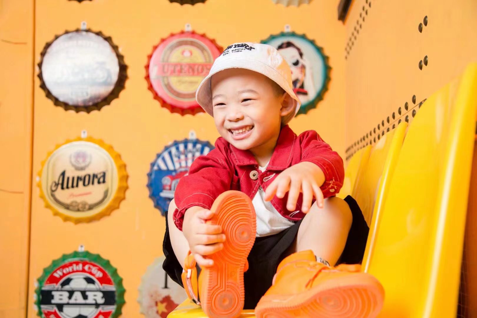 橙色魅力点亮街头艺术