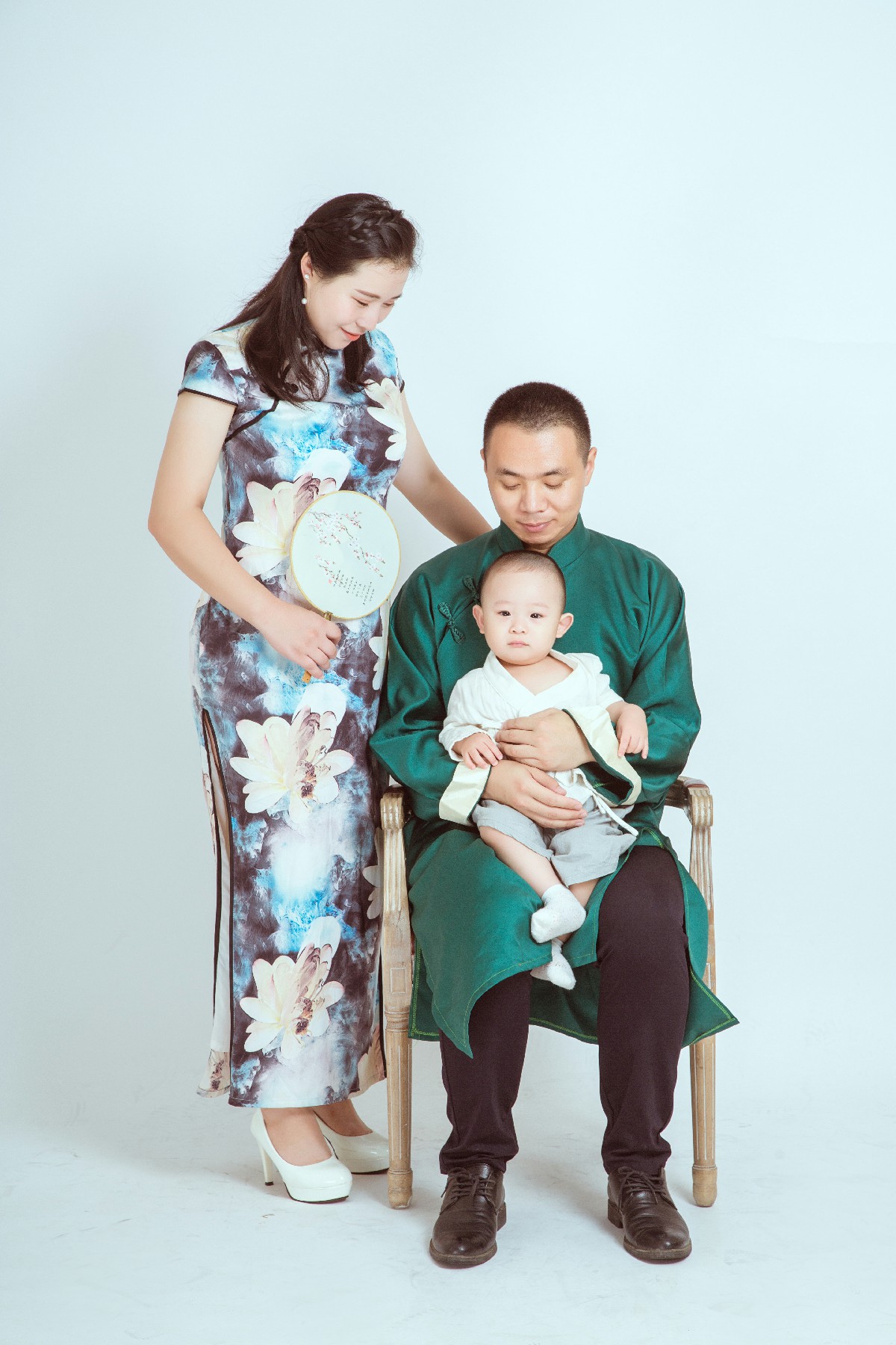 共筑幸福：中国风全家福中的温馨瞬间