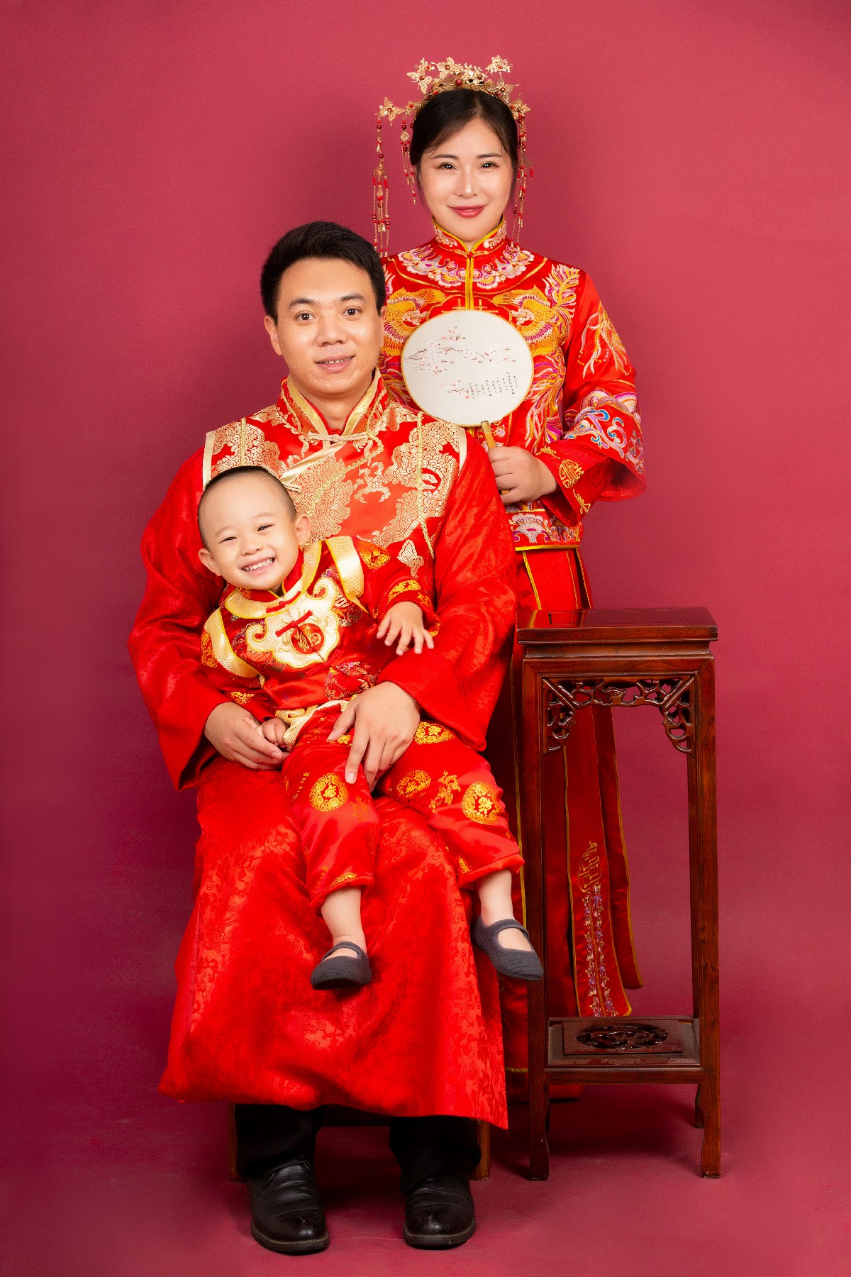 大元元与父母的温馨时刻：中国风写真的独特魅力