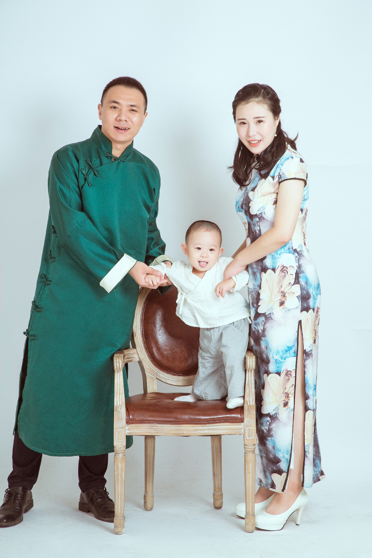 共筑幸福：中国风全家福中的温馨瞬间