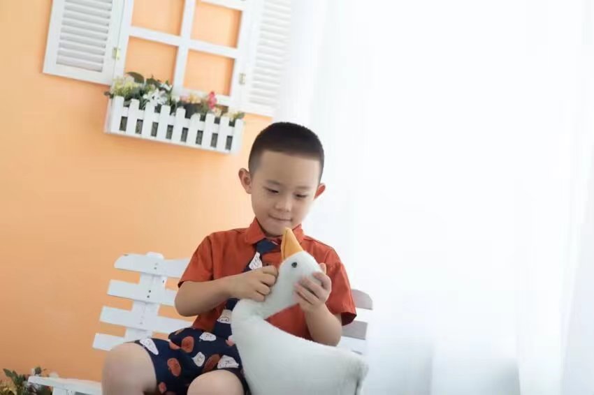 手捧橘子的微笑少年