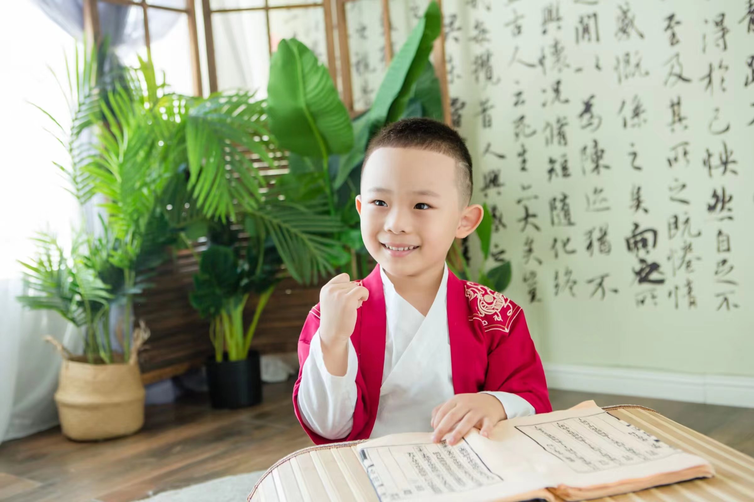 大元元与诗意的邂逅:红色汉服下的文学梦想