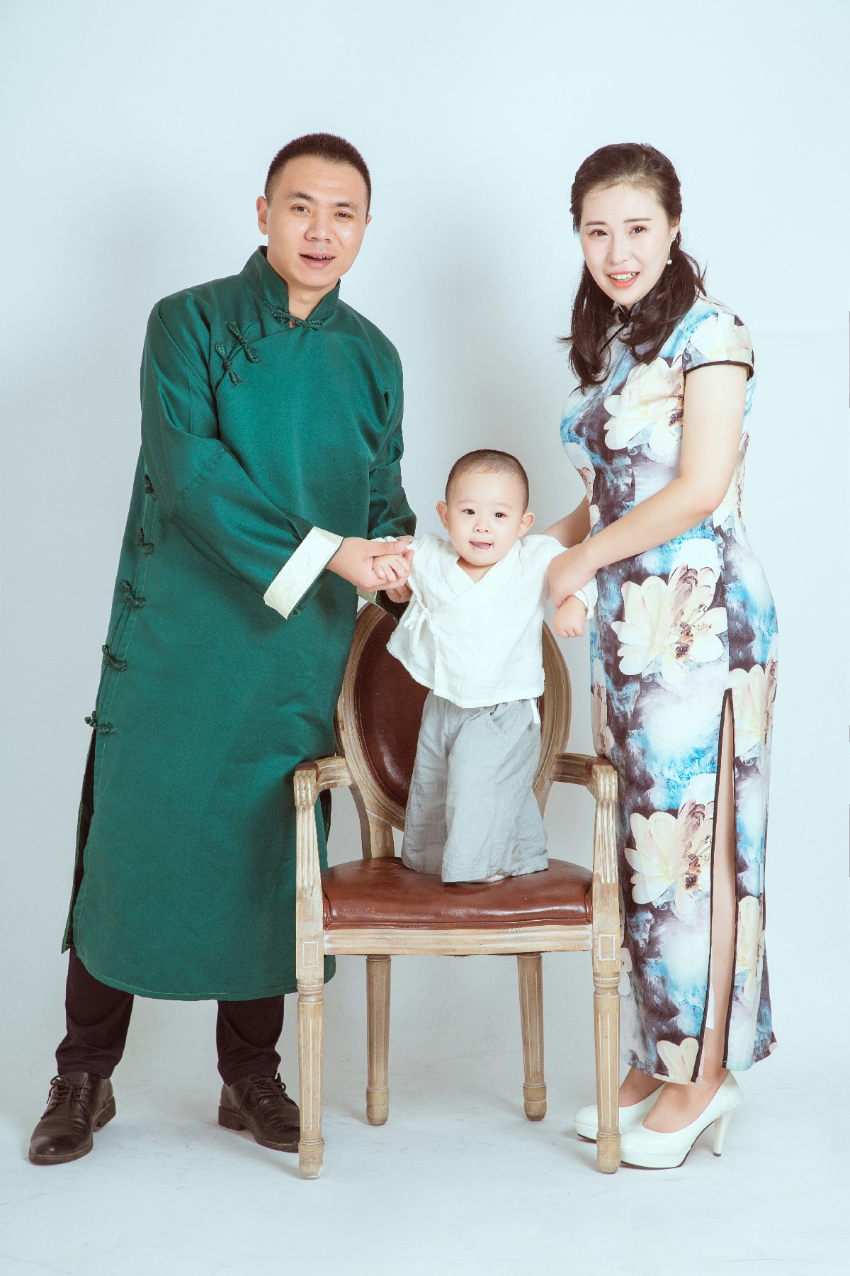 共筑幸福：中国风全家福中的温馨瞬间