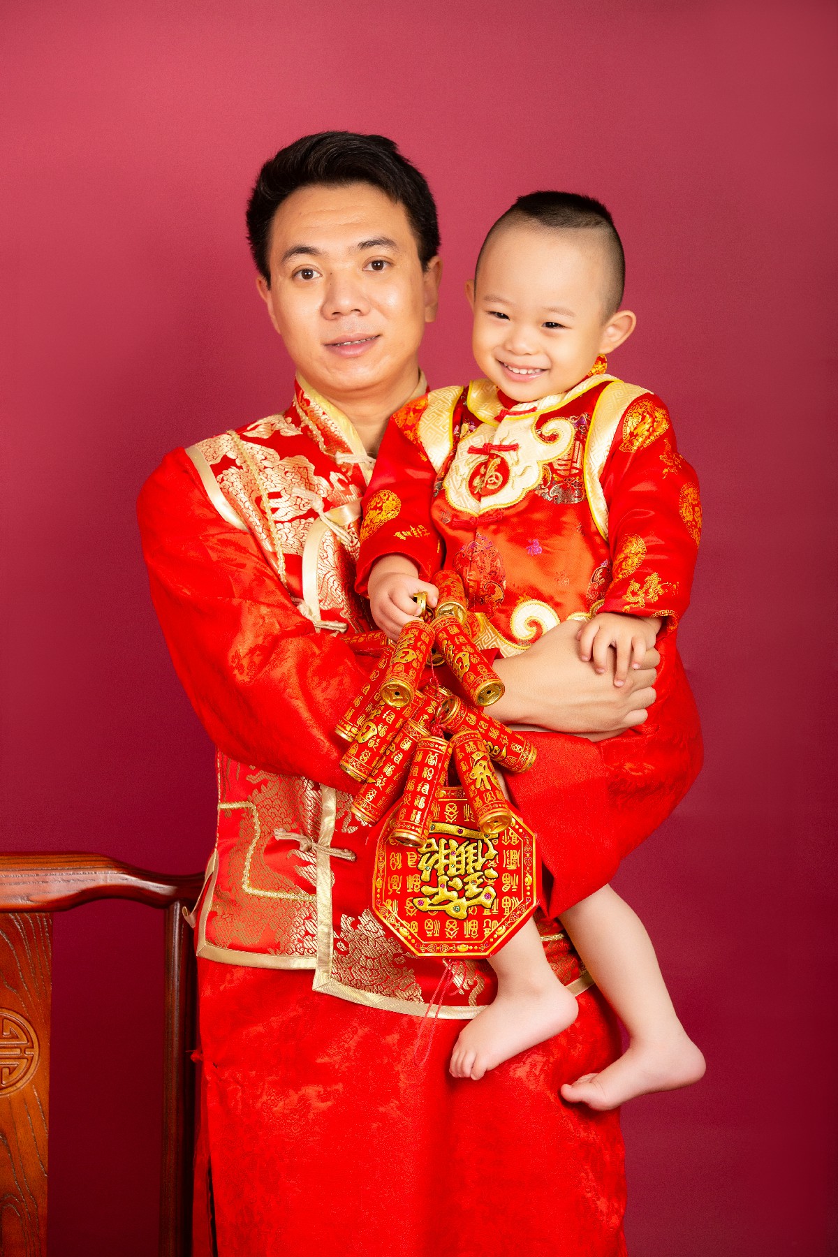 大元元与父母的温馨时刻：中国风写真的独特魅力