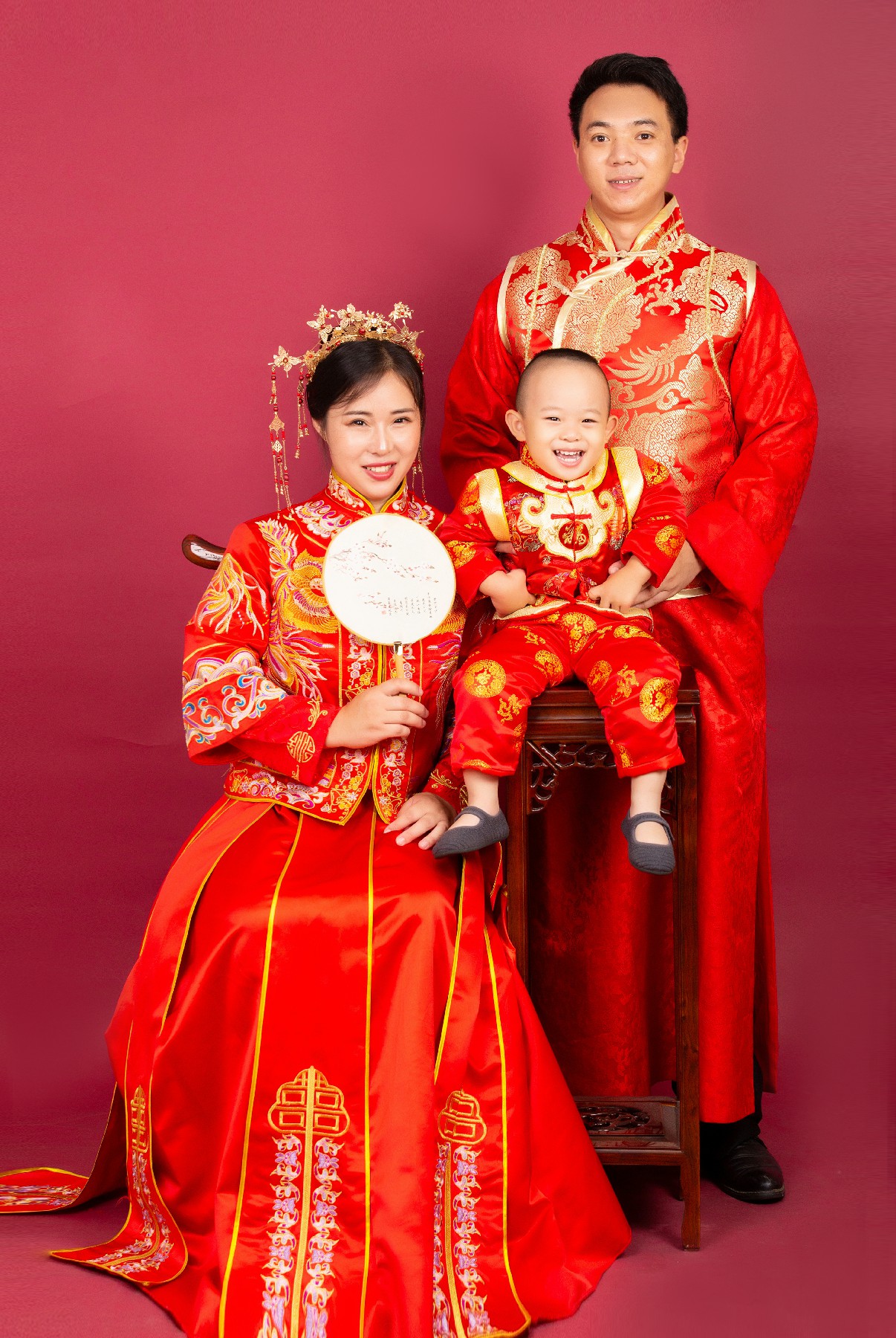 大元元与父母的温馨时刻：中国风写真的独特魅力