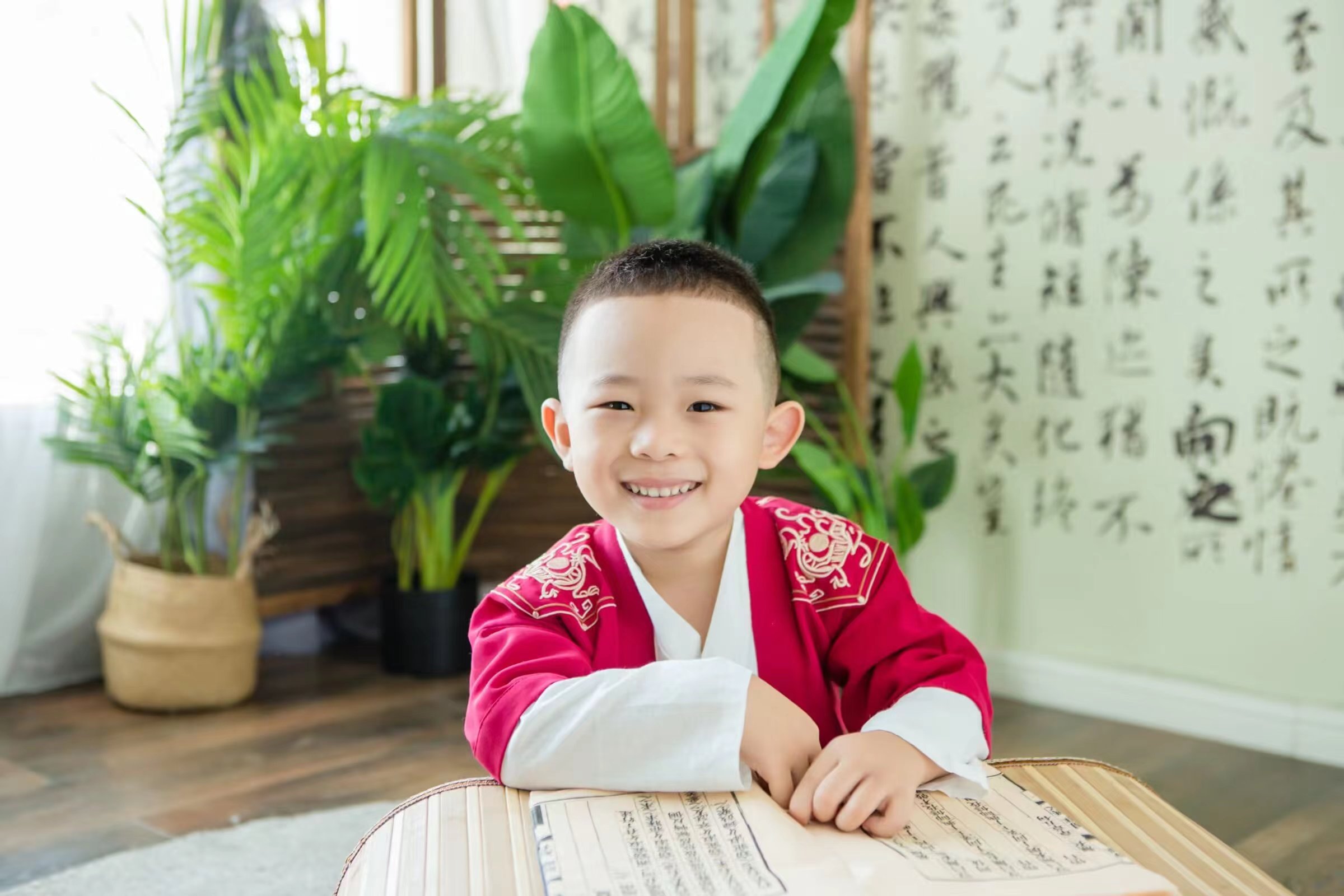 大元元与诗意的邂逅：红色汉服下的文学梦想