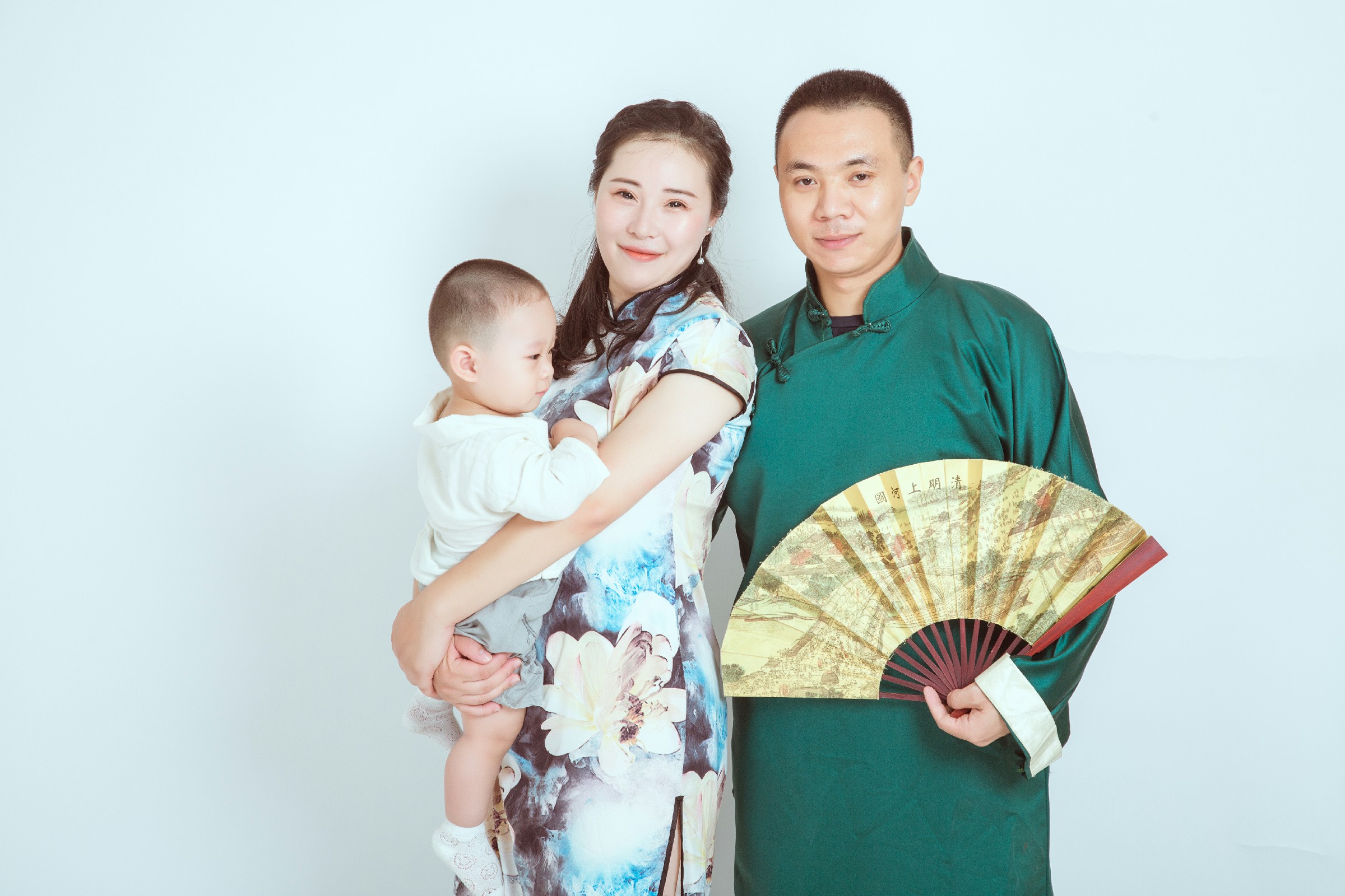 共筑幸福：中国风全家福中的温馨瞬间