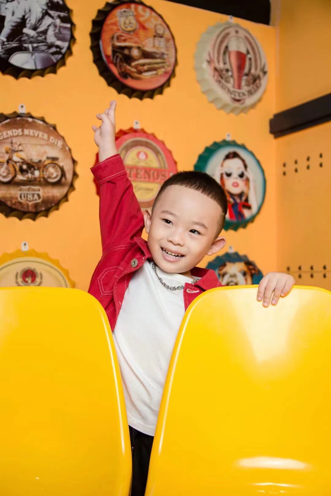 橙色魅力点亮街头艺术