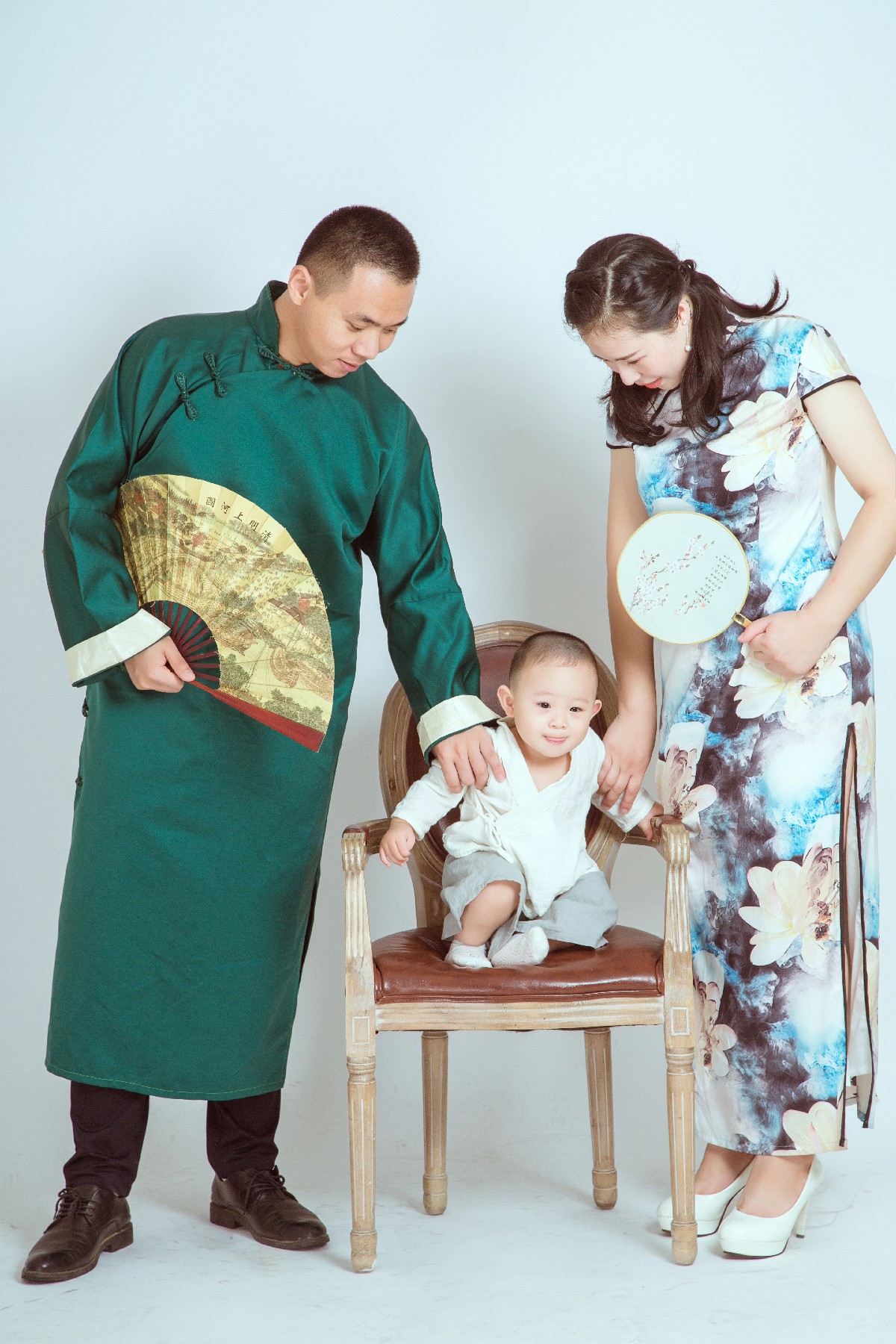 共筑幸福：中国风全家福中的温馨瞬间