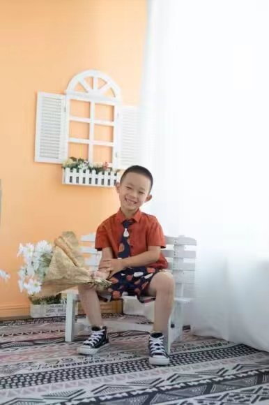 手捧橘子的微笑少年