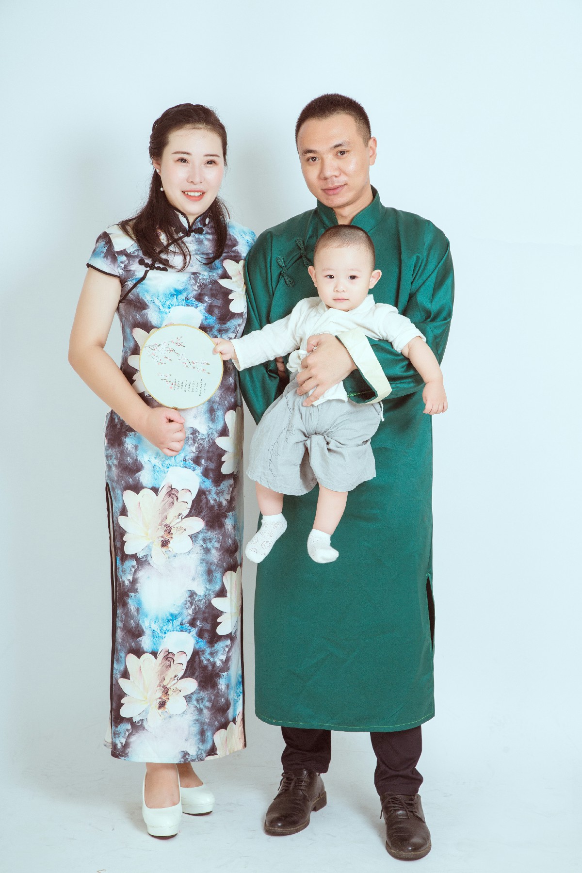 共筑幸福：中国风全家福中的温馨瞬间