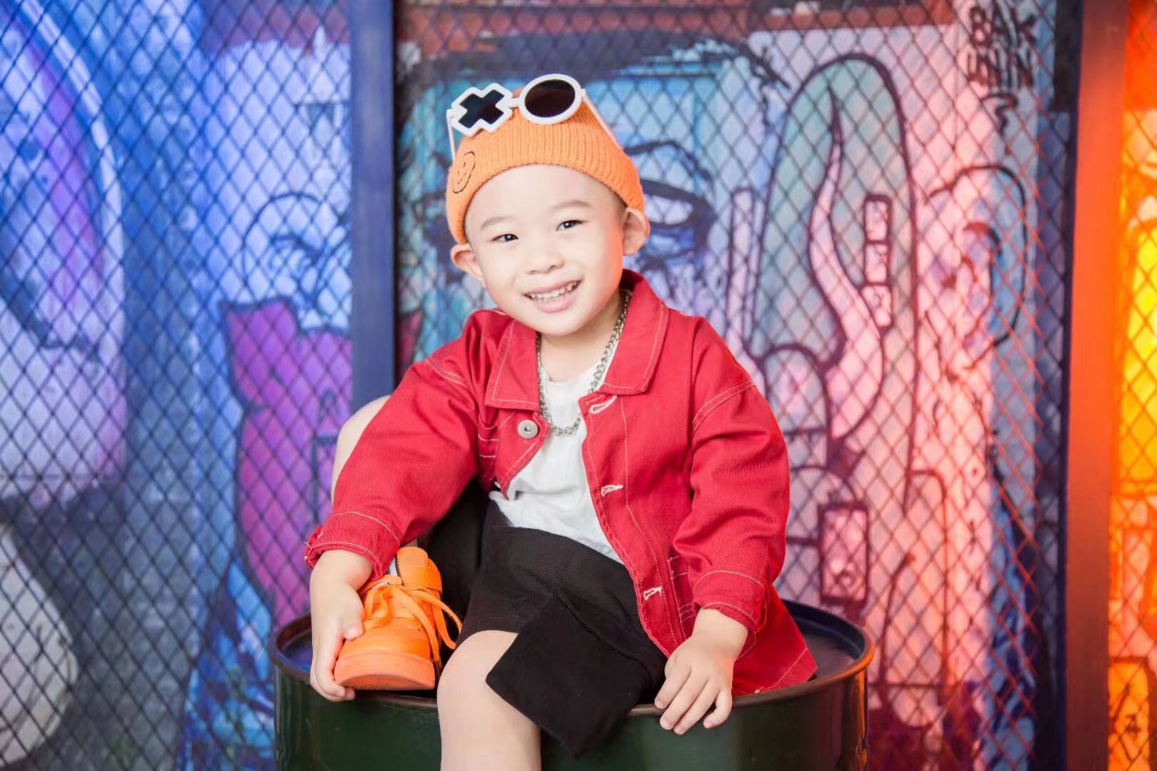 橙色魅力点亮街头艺术