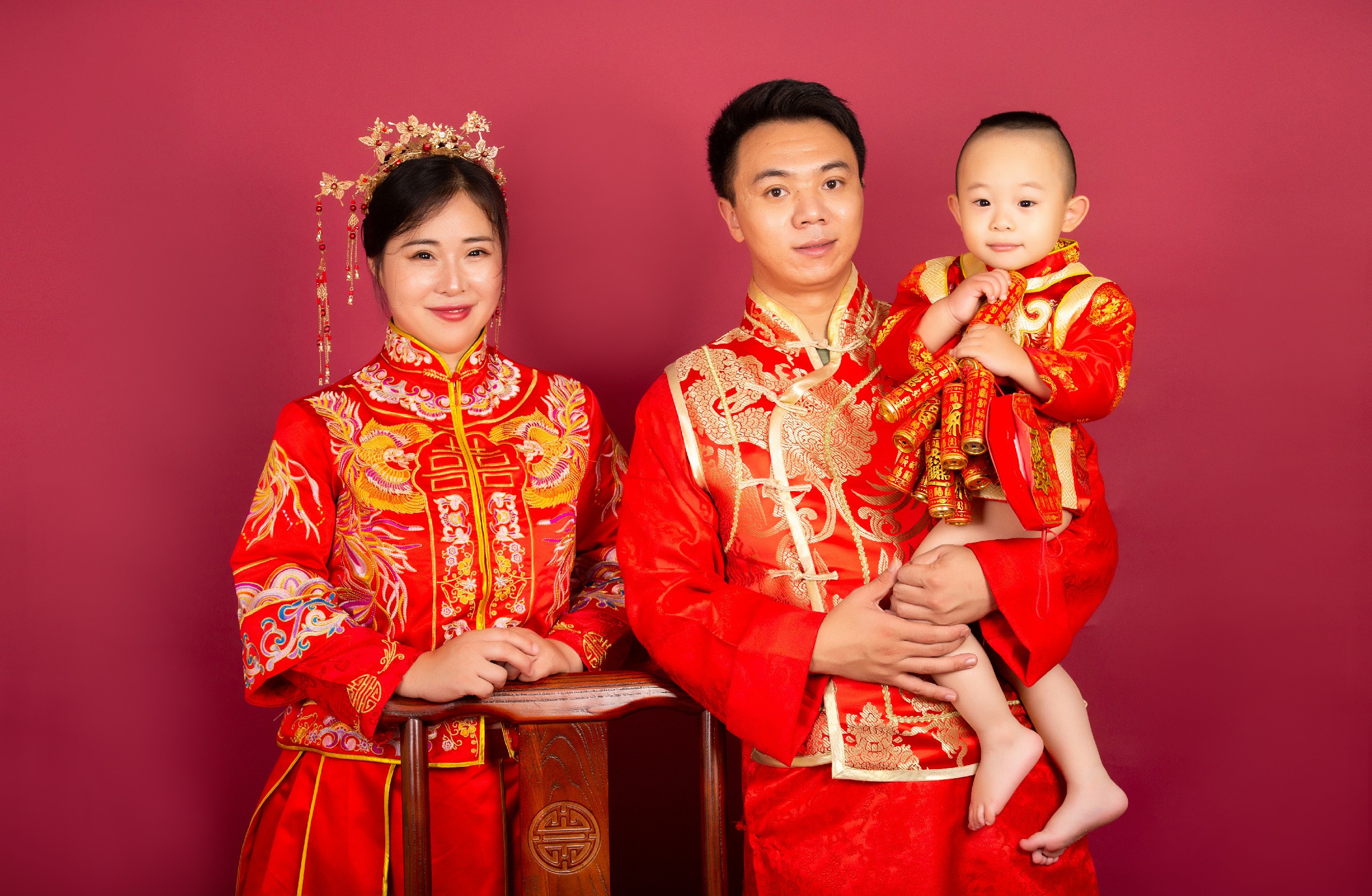 大元元与父母的温馨时刻：中国风写真的独特魅力