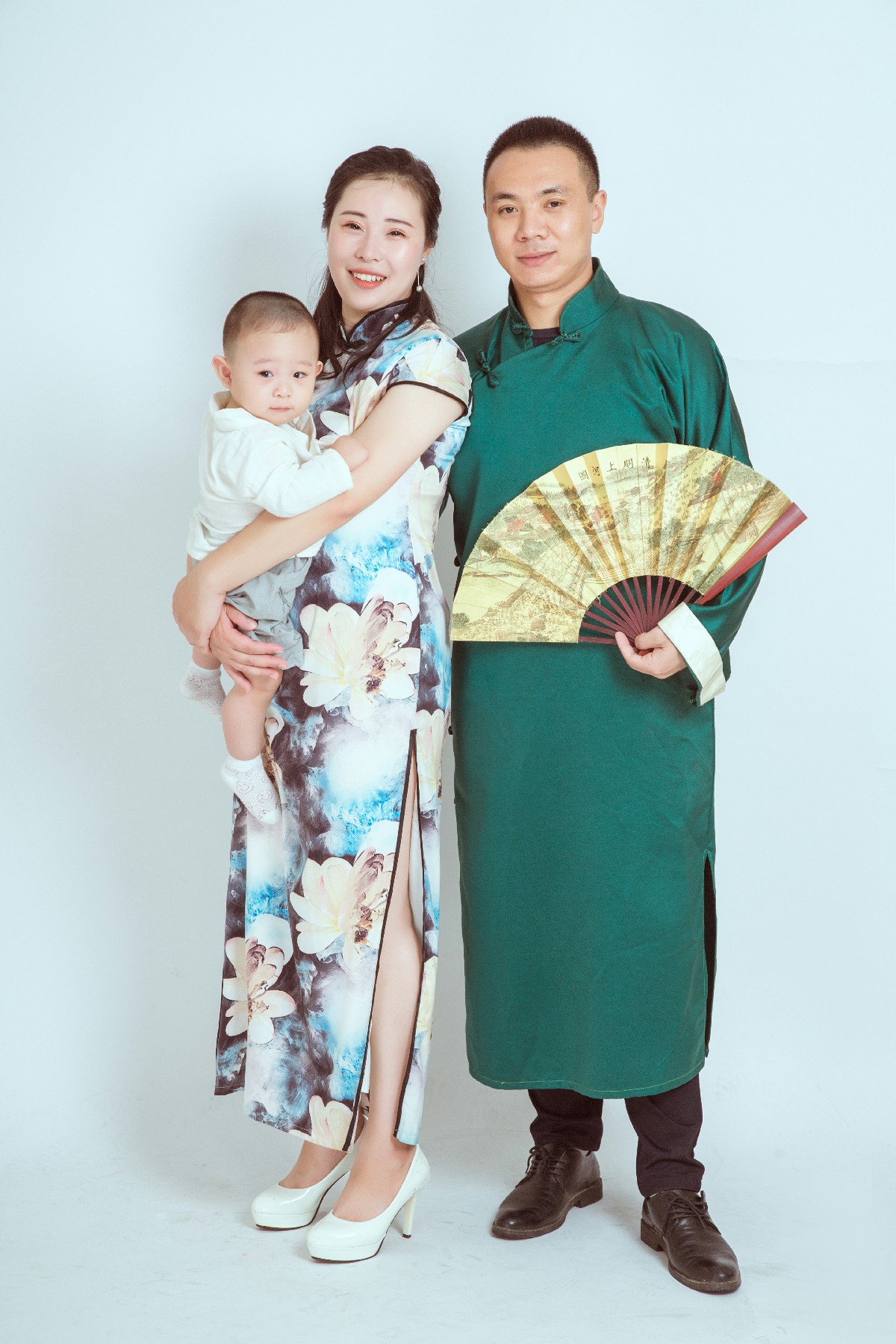 共筑幸福：中国风全家福中的温馨瞬间