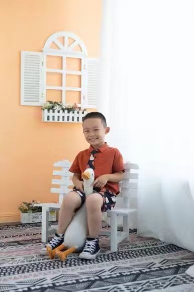 手捧橘子的微笑少年