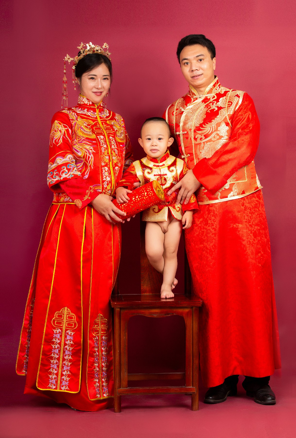 大元元与父母的温馨时刻：中国风写真的独特魅力