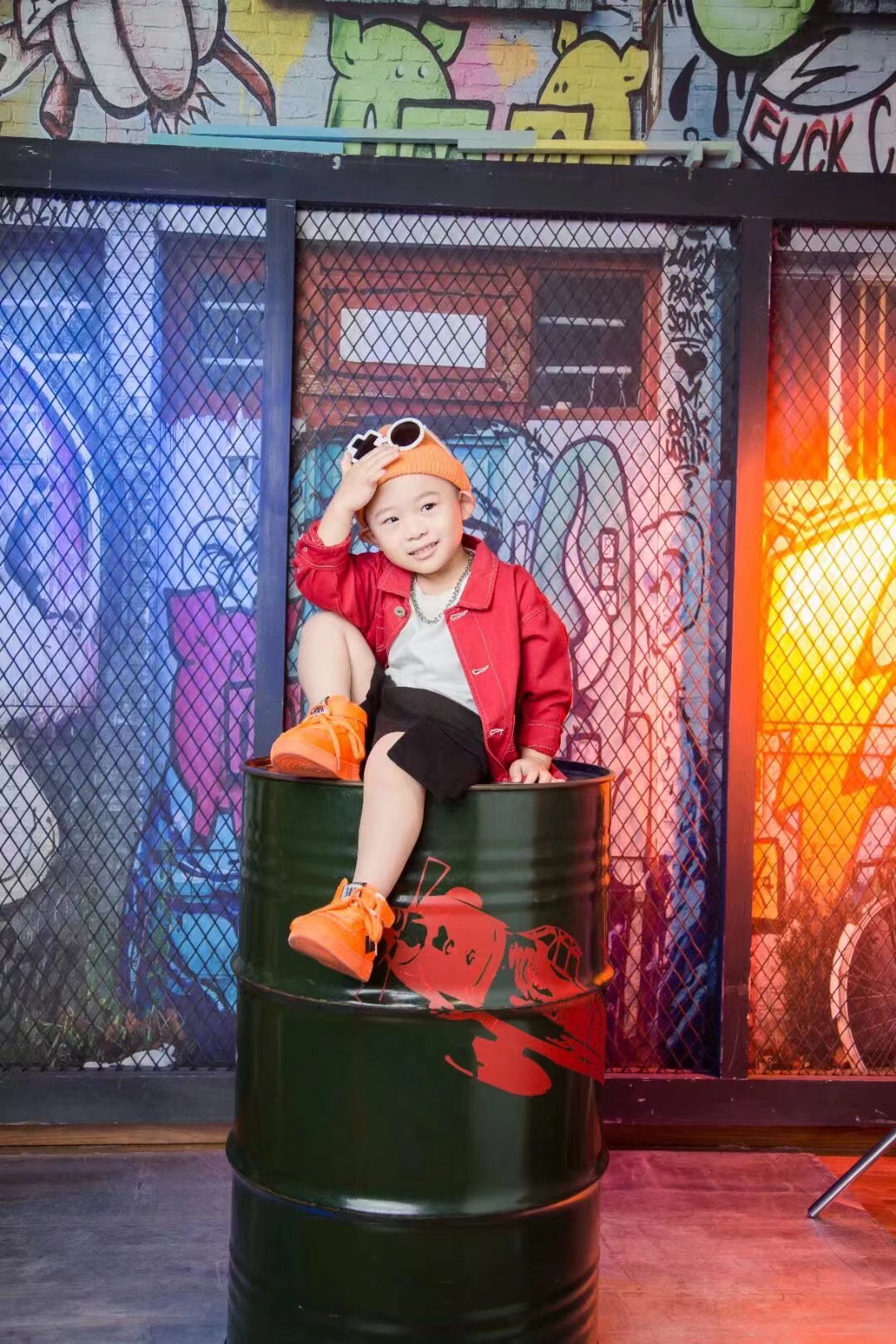 橙色魅力点亮街头艺术