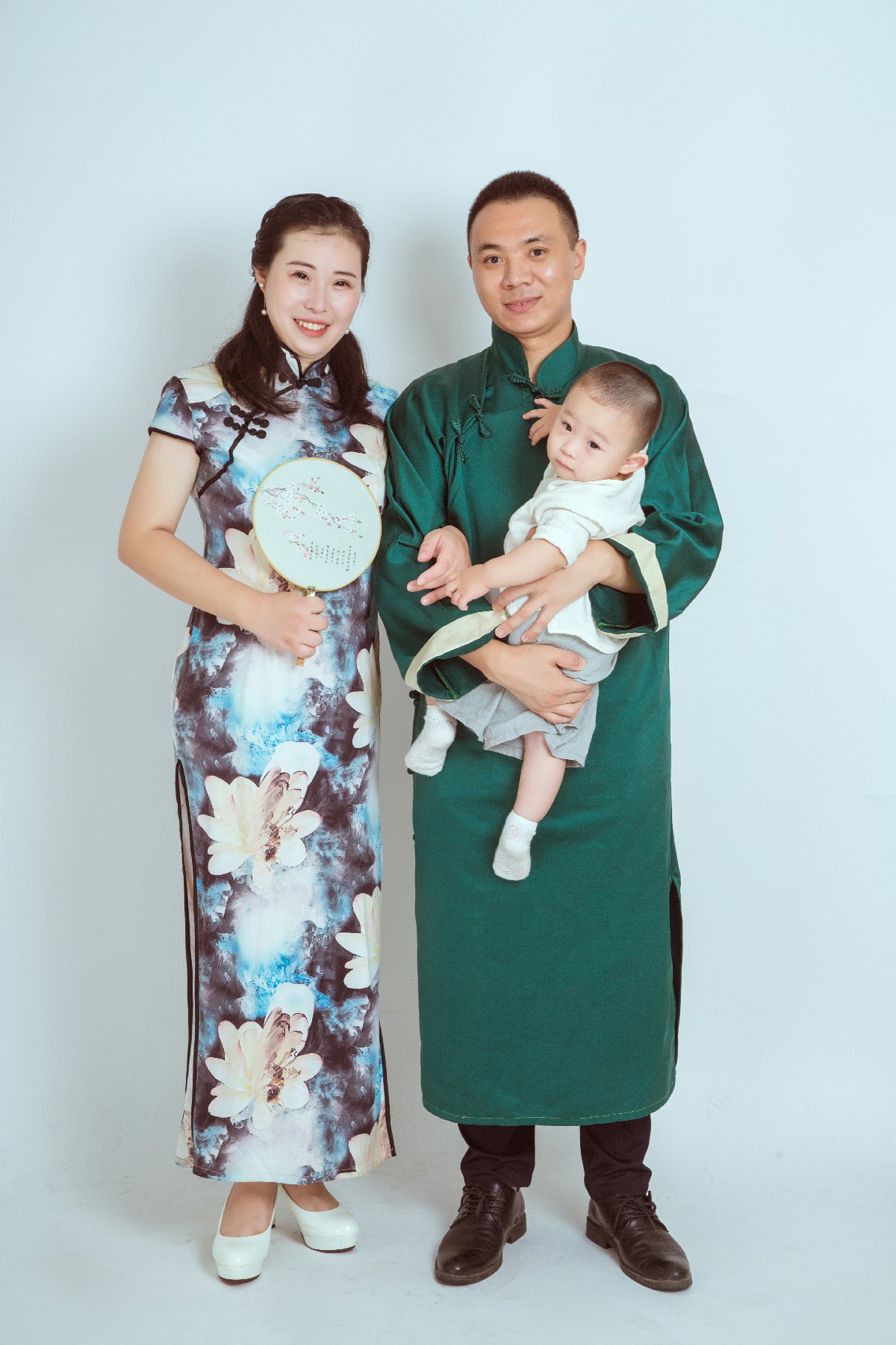 共筑幸福:中国风全家福中的温馨瞬间