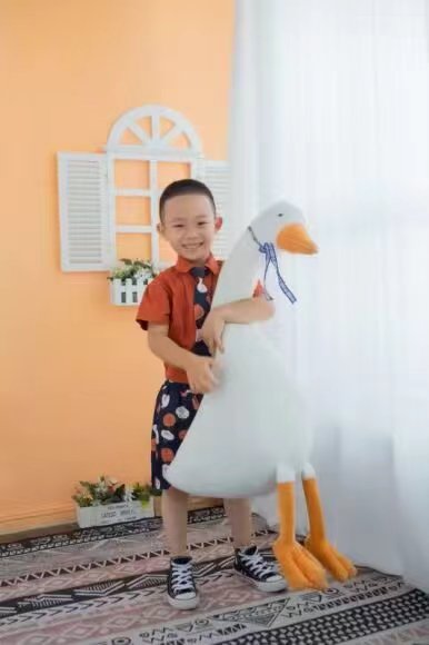 手捧橘子的微笑少年