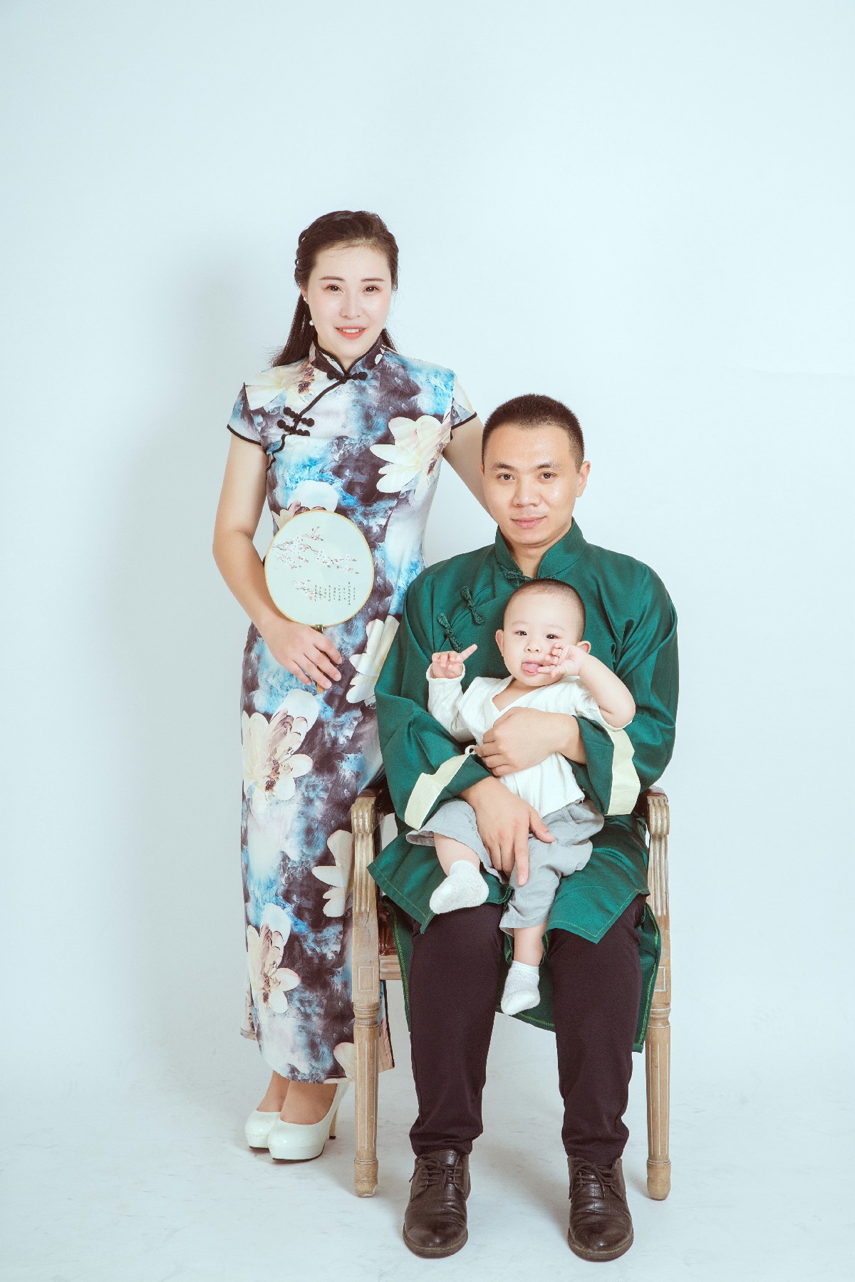 共筑幸福：中国风全家福中的温馨瞬间