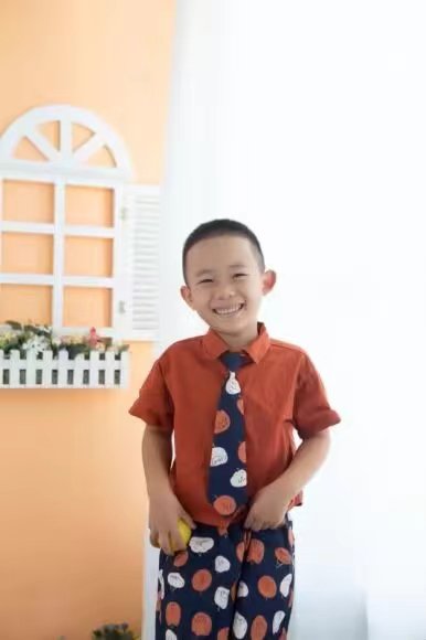 手捧橘子的微笑少年