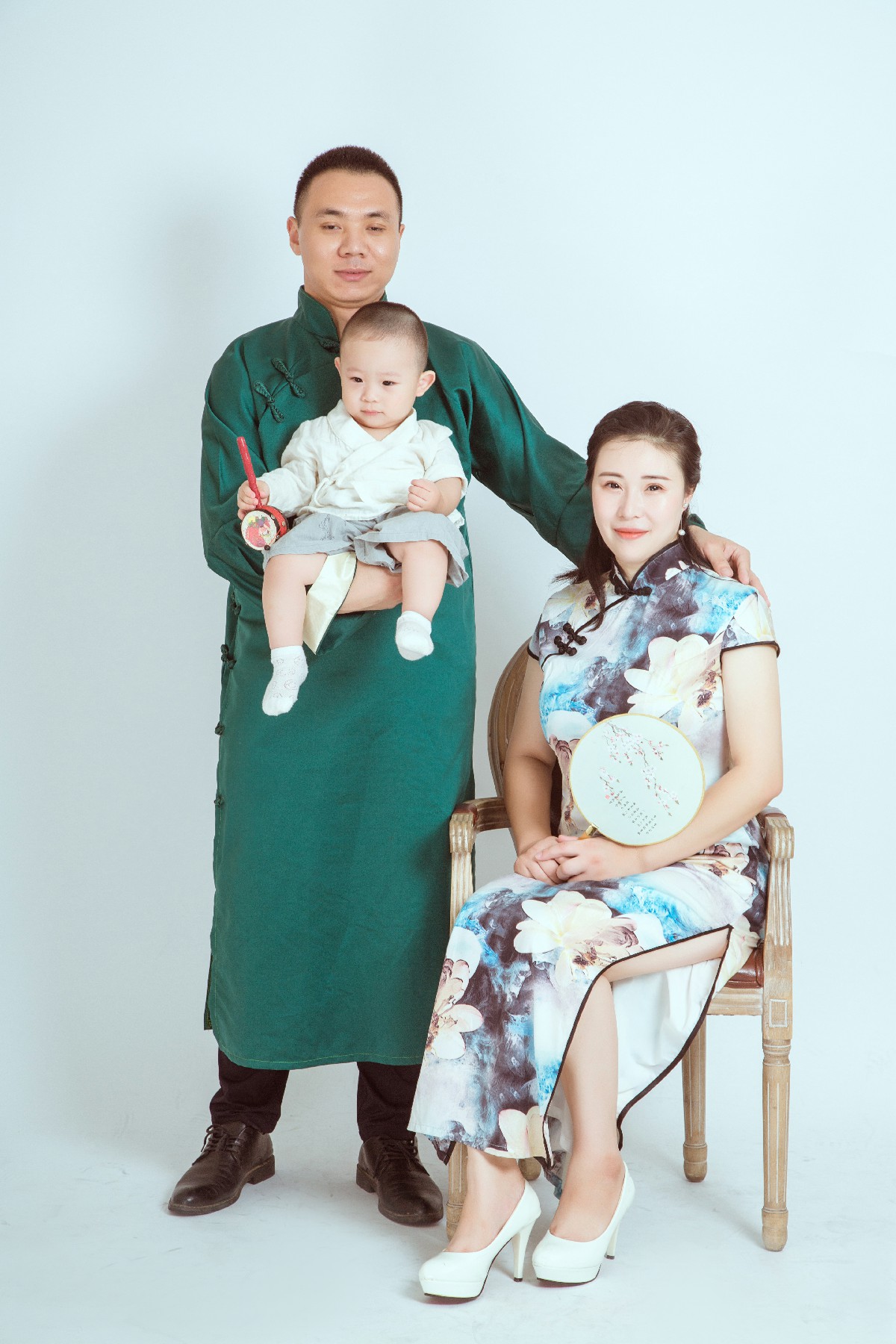 共筑幸福：中国风全家福中的温馨瞬间