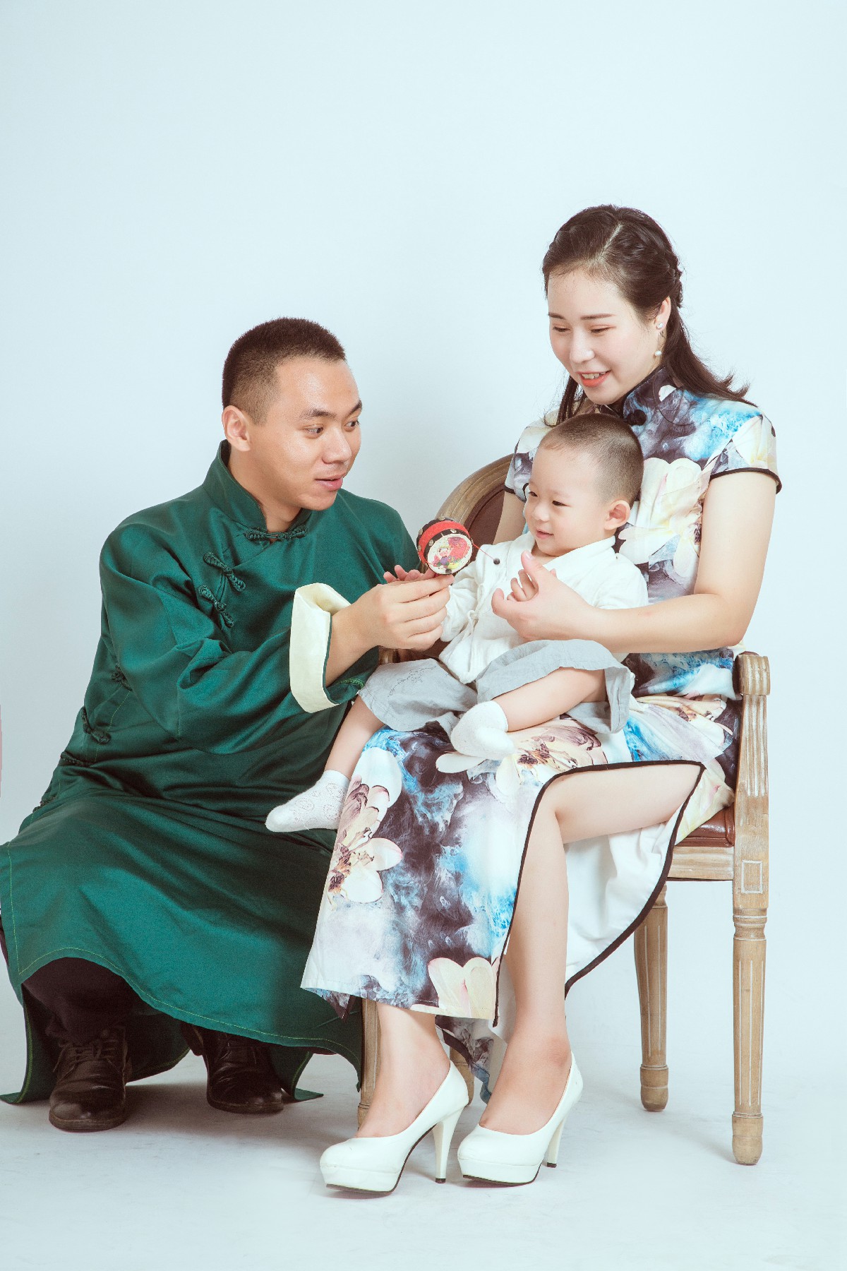 共筑幸福：中国风全家福中的温馨瞬间