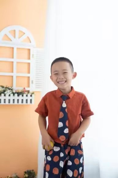 手捧橘子的微笑少年